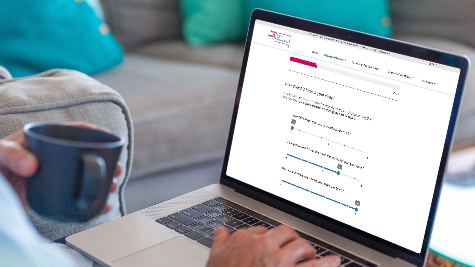 Patient utilisant son ordinateur portable